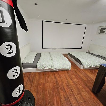 Large Annexe With Games Room Pool Table Ping Pong Air Hockey Movie Projector Windsor Exterior photo
