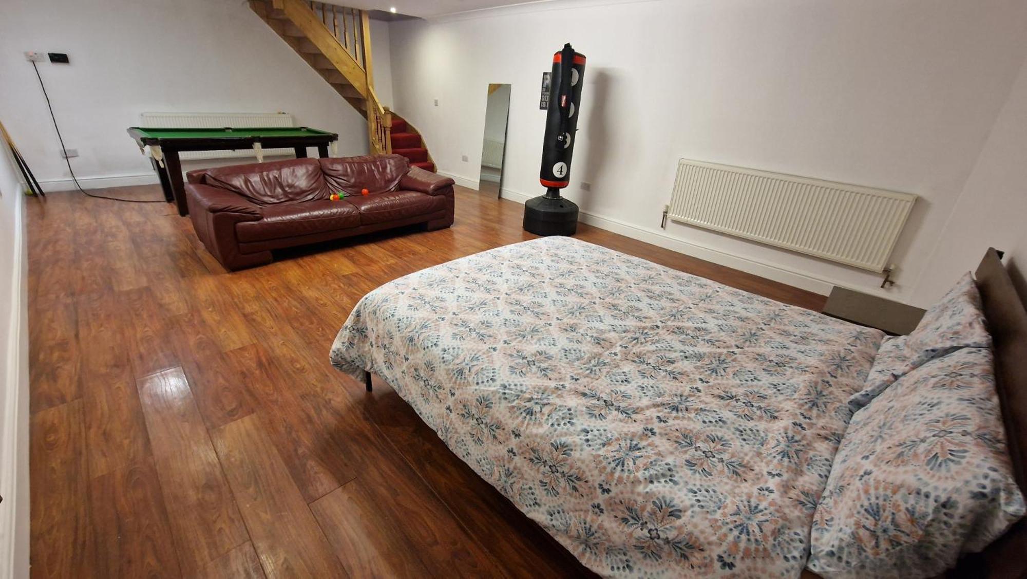 Large Annexe With Games Room Pool Table Ping Pong Air Hockey Movie Projector Windsor Exterior photo