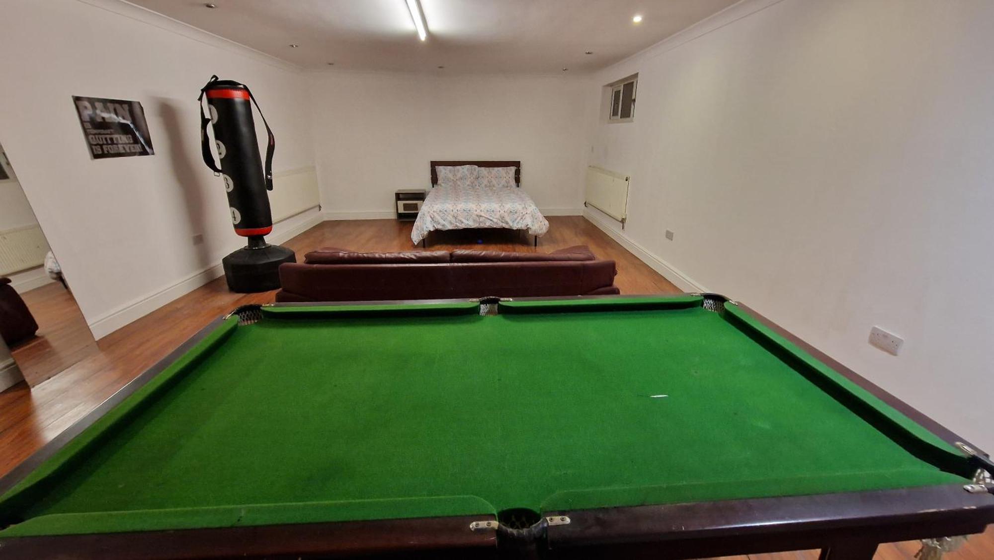 Large Annexe With Games Room Pool Table Ping Pong Air Hockey Movie Projector Windsor Exterior photo