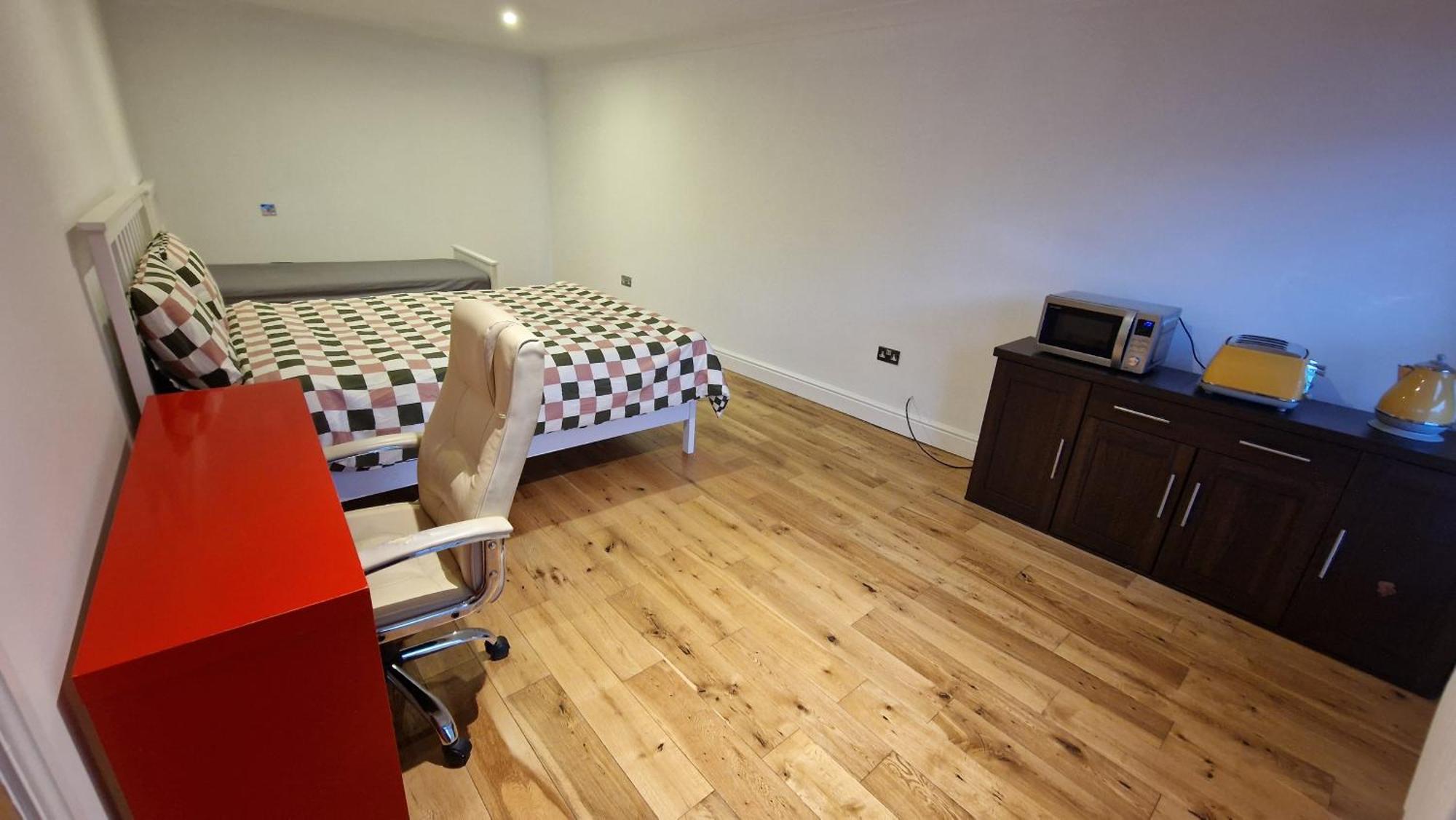 Large Annexe With Games Room Pool Table Ping Pong Air Hockey Movie Projector Windsor Exterior photo