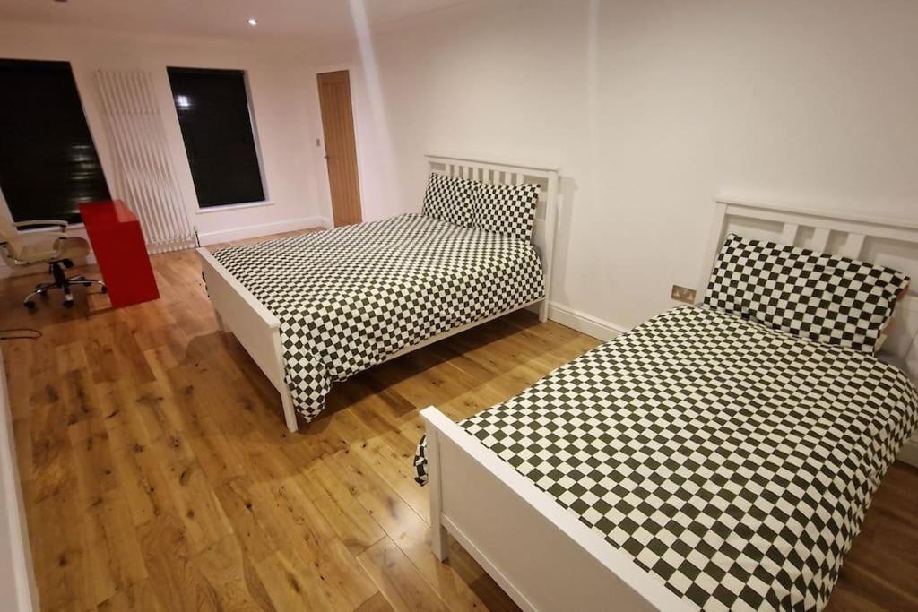 Large Annexe With Games Room Pool Table Ping Pong Air Hockey Movie Projector Windsor Exterior photo