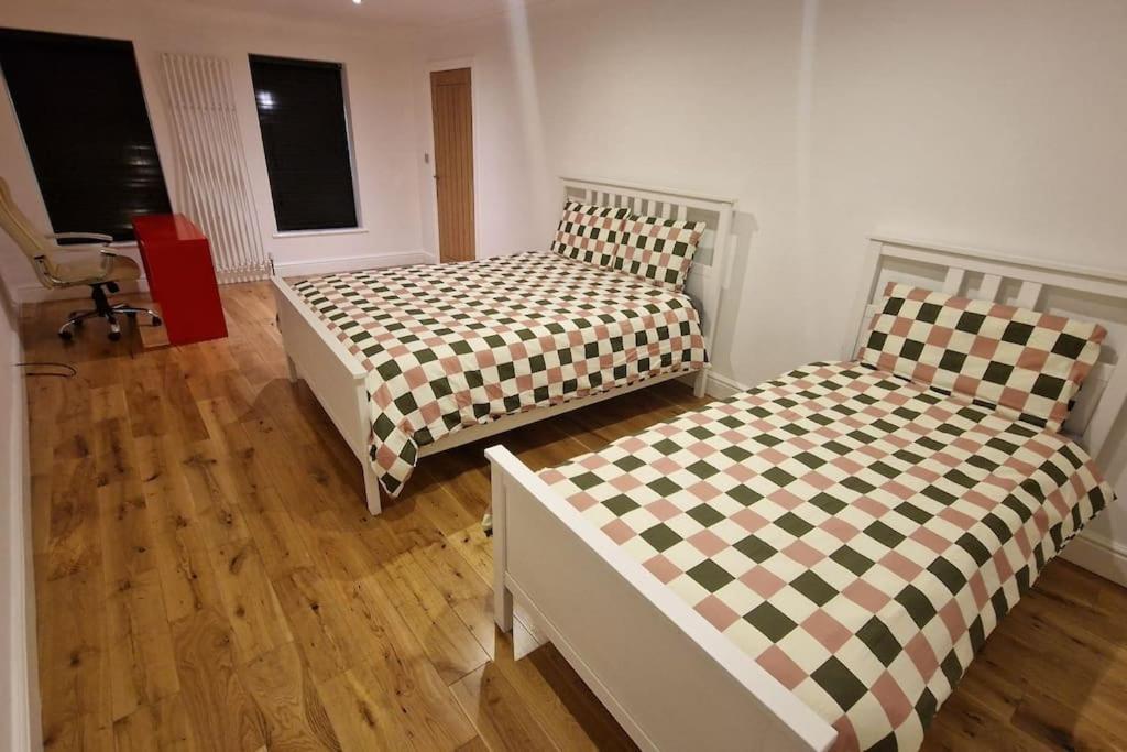 Large Annexe With Games Room Pool Table Ping Pong Air Hockey Movie Projector Windsor Exterior photo