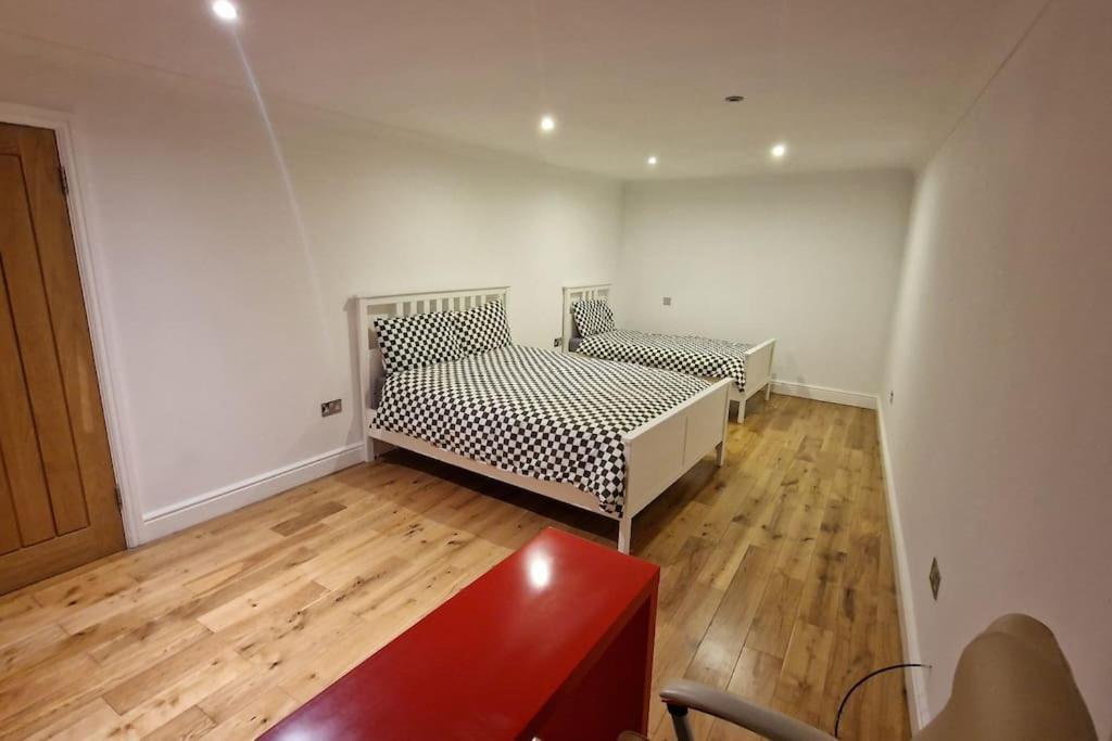 Large Annexe With Games Room Pool Table Ping Pong Air Hockey Movie Projector Windsor Exterior photo