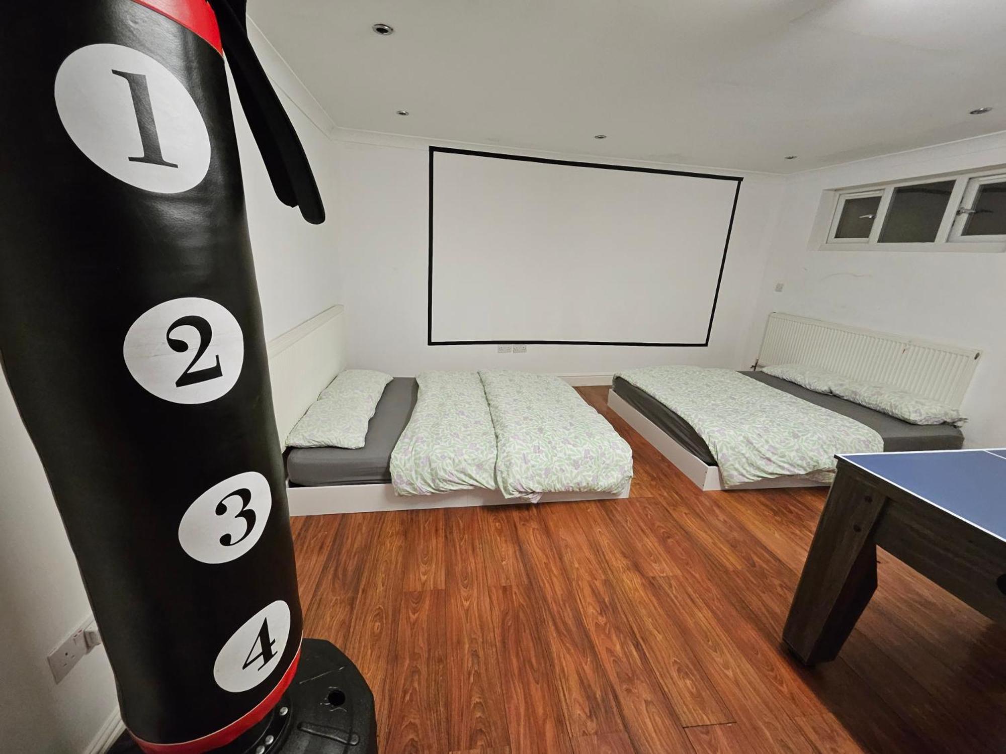 Large Annexe With Games Room Pool Table Ping Pong Air Hockey Movie Projector Windsor Exterior photo