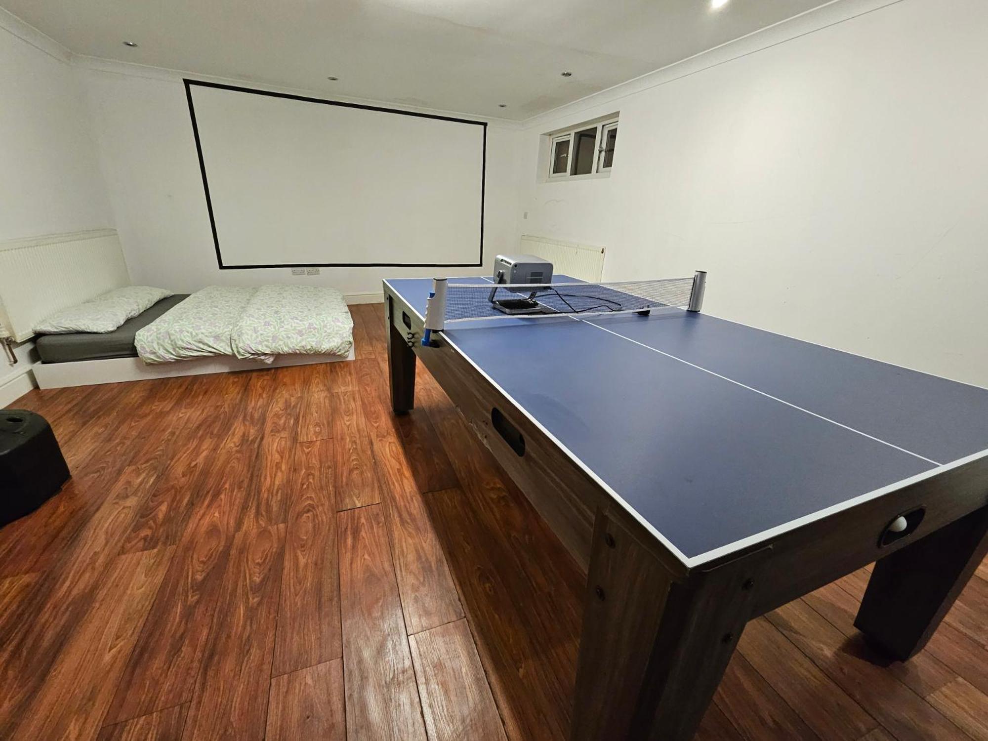 Large Annexe With Games Room Pool Table Ping Pong Air Hockey Movie Projector Windsor Exterior photo