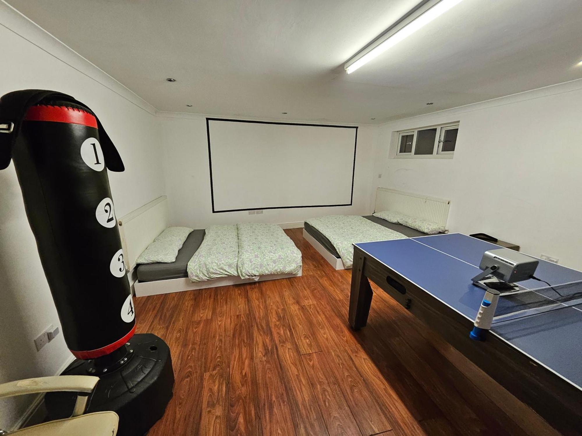 Large Annexe With Games Room Pool Table Ping Pong Air Hockey Movie Projector Windsor Exterior photo